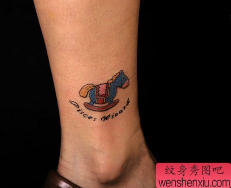 一幅腿部彩色木马纹身图案