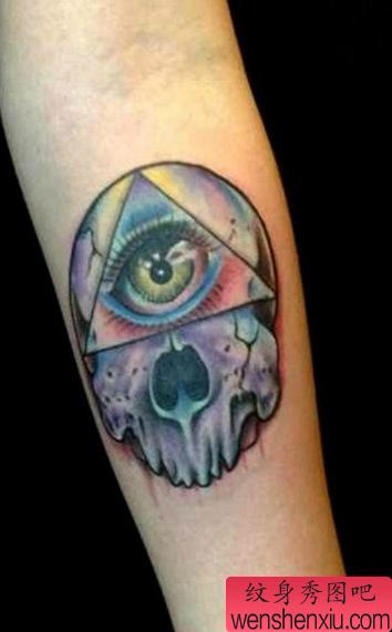 一幅胳膊彩色骷髅头上帝之眼纹身图案