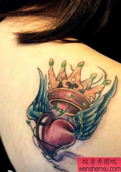 肩背彩色皇冠爱心翅膀纹身图案