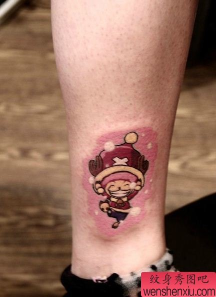 一幅腿部可爱乔巴纹身图案