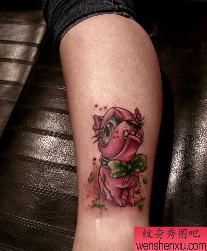 一幅腿部汪星人纹身图案