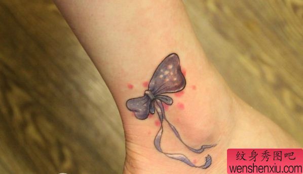 一幅腿部蝴蝶结纹身图案