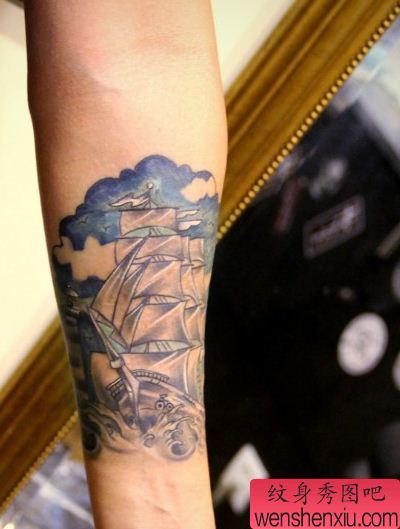 一幅胳膊帆船纹身图案