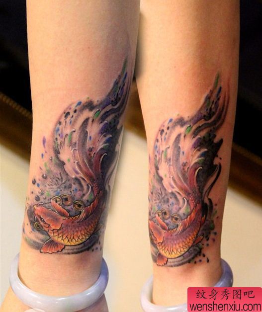 一幅手臂鱼纹身图案