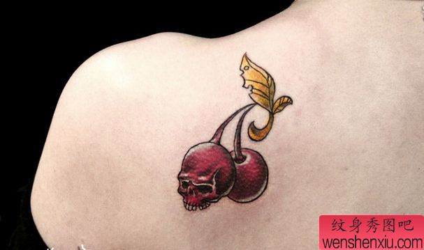 一幅女人肩背彩色樱桃纹身图案