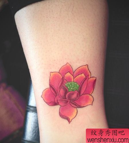 女人手腕流行的彩色莲花纹身图案