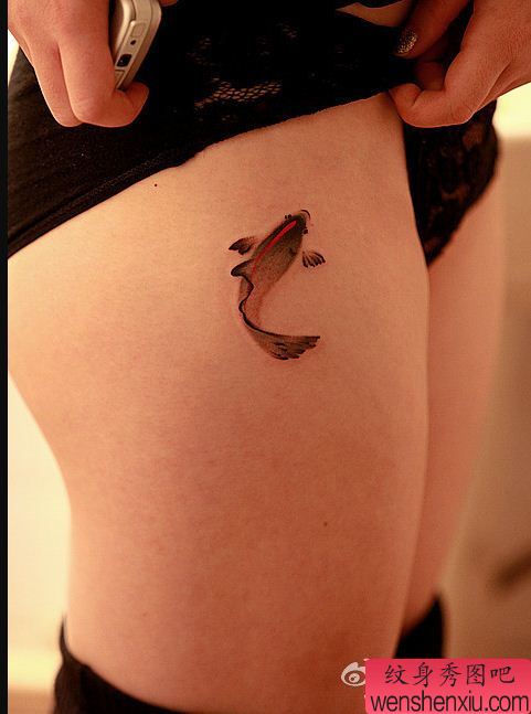 侧腰水墨清新小鱼纹身图案
