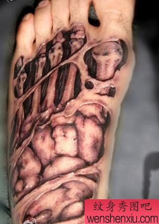 一幅脚背撕皮纹身图案