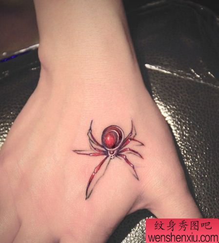 一幅手部蜘蛛纹身图案