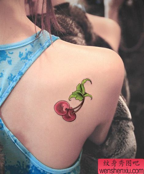 女人肩背樱桃纹身图案