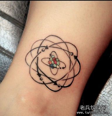 一幅手部简约流行的纹身图案