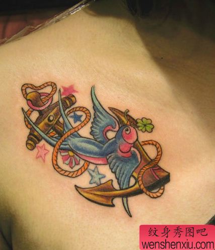 一幅彩色燕子船锚纹身图案