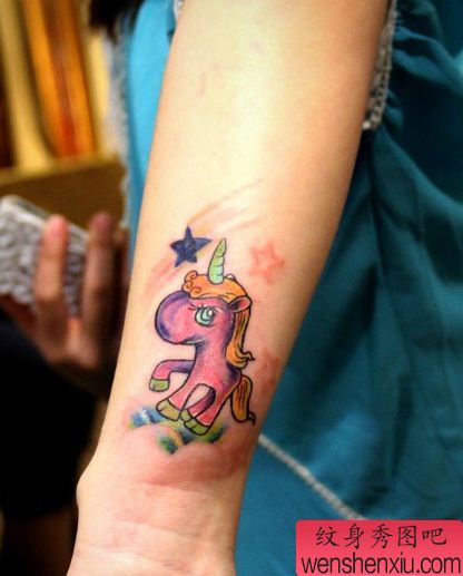一幅胳膊彩色小独角兽纹身图案