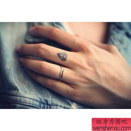 手指钻石纹身图案