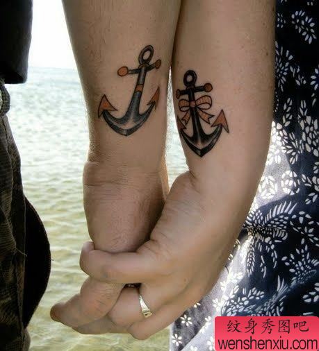 一幅胳膊情侣手腕船锚纹身图案