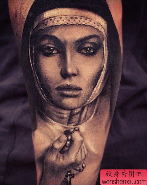 一幅手臂人物肖像纹身图案