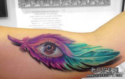 纹身秀图吧推荐一幅手臂羽毛眼睛纹身图案