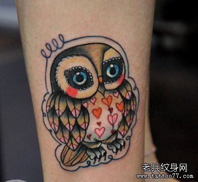 一幅脚部彩色小猫头鹰纹身图案