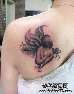 女人肩背天使纹身图案