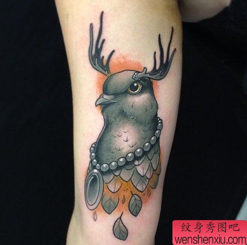 一幅彩色手臂纹身图案