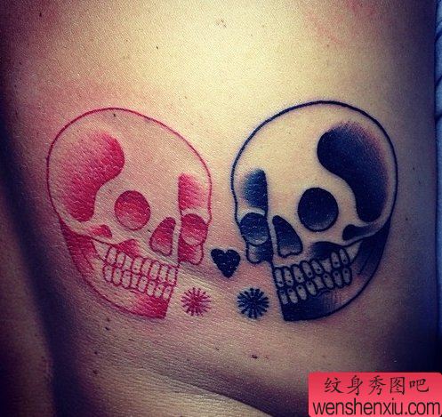 彩色小骷髅头纹身图案