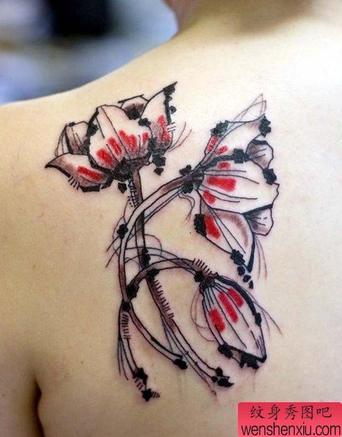 一幅彩色肩背花纹身图案