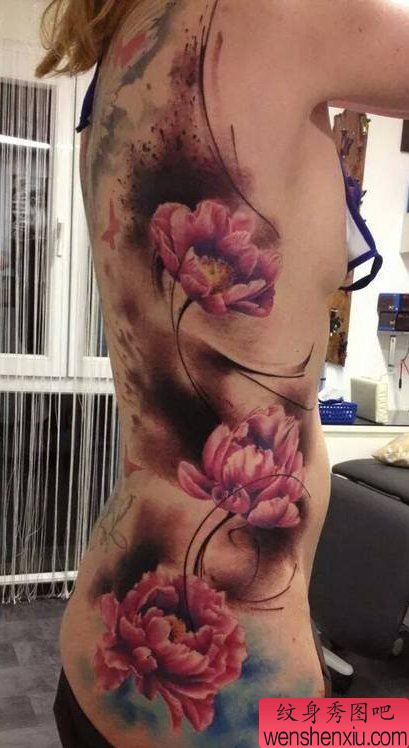 女人腰部个性彩色花纹身图案