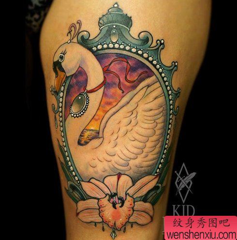 一幅个性的天鹅纹身图案