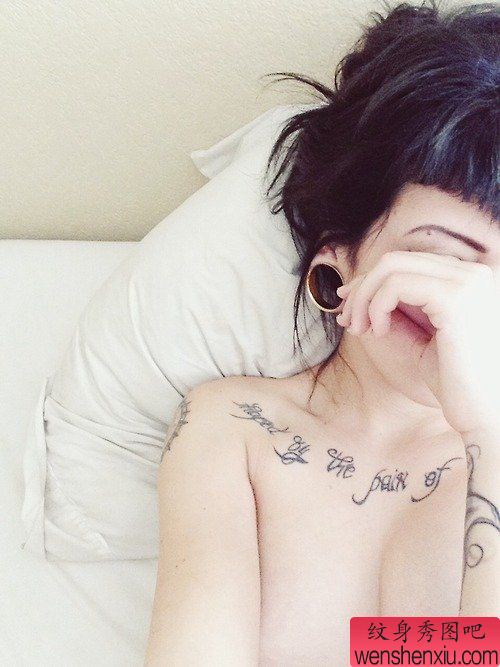 女人锁骨字母纹身图案
