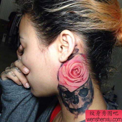 女人颈部彩色玫瑰花纹身图案
