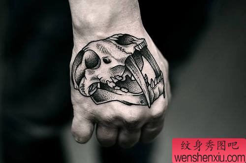 手部个性黑灰纹身图案