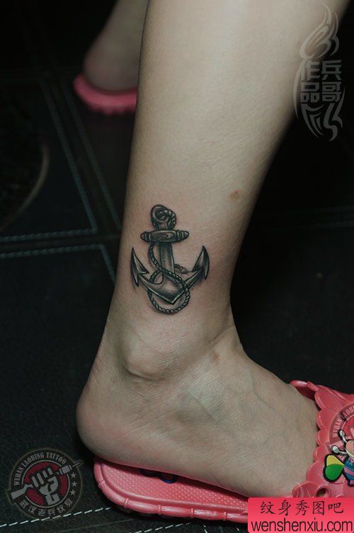 女孩腿部黑灰船锚纹身作品