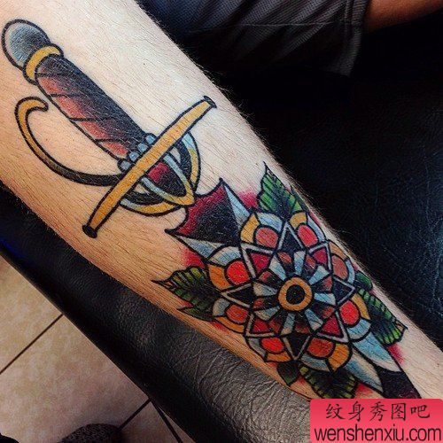 school风格彩色花匕首纹身图案