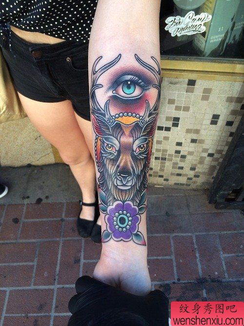 个性手臂彩色上帝之眼纹身图案