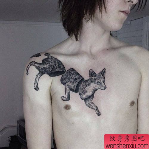 男性个性肩背狼纹身图案