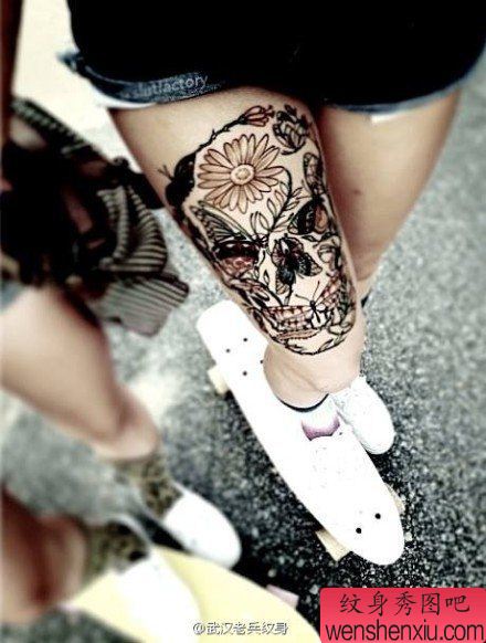 一幅女人腿部骷髅头纹身图案