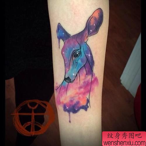 纹身秀图吧推荐一幅手臂彩色星空鹿纹身图案