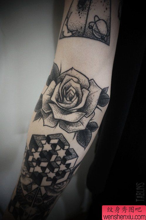 一幅胳膊点状纹身图案