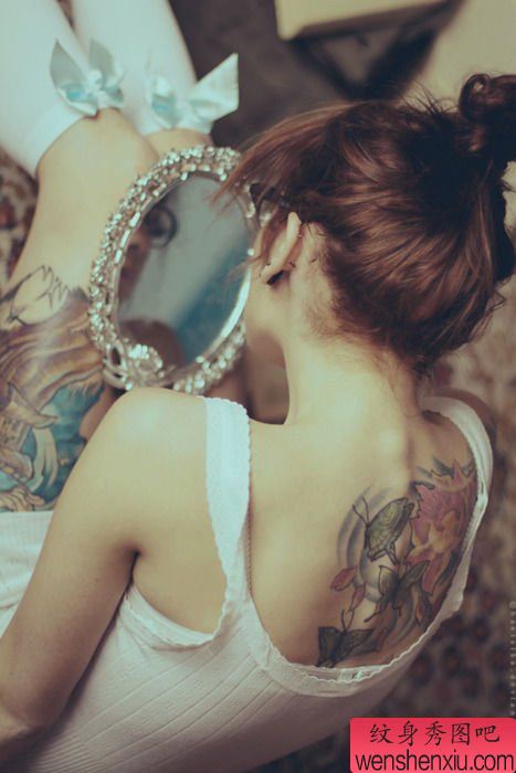 背部彩色纹身图案