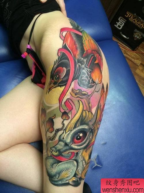 女人腿部彩色纹身图案