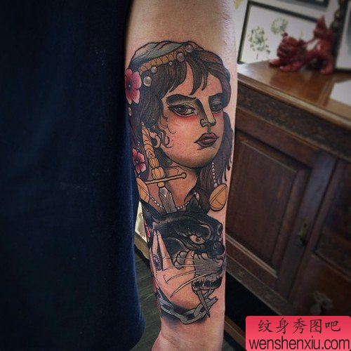 手臂女郎纹身图案