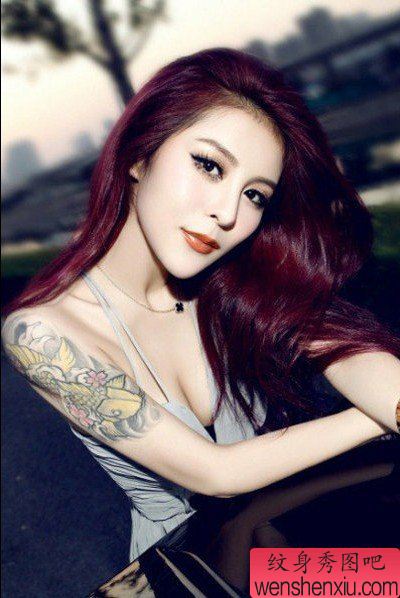 性感女性手臂彩色锦鲤纹身图案