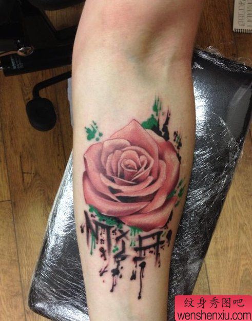 手臂粉色玫瑰花纹身图案