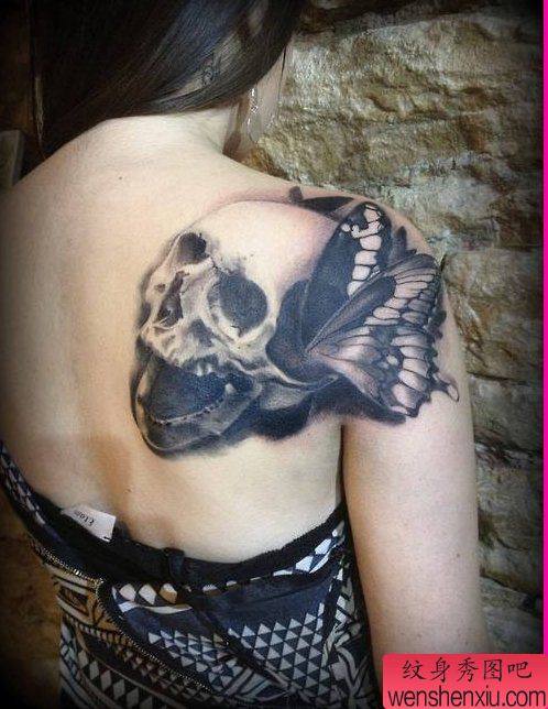 一幅女人肩背骷髅头纹身图案