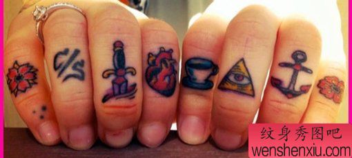 一幅手指纹身图案