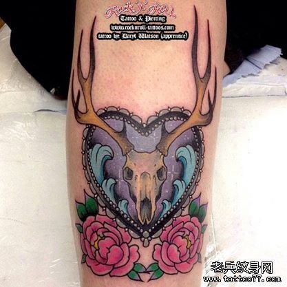手臂彩色羚羊玫瑰花纹身图案
