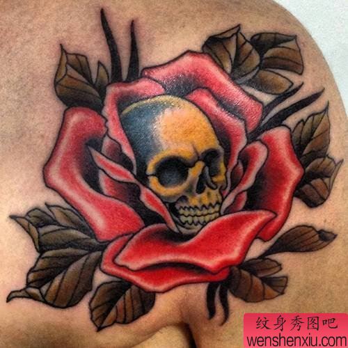 一幅肩背彩色玫瑰花骷髅头纹身图案