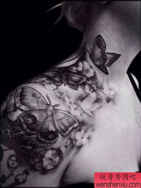 纹身秀图吧推荐一幅很酷的肩背蝴蝶骷髅头纹身图案