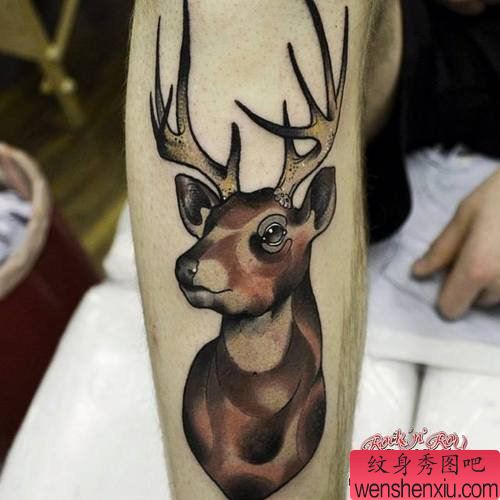 一幅腿部彩色羚羊纹身图案
