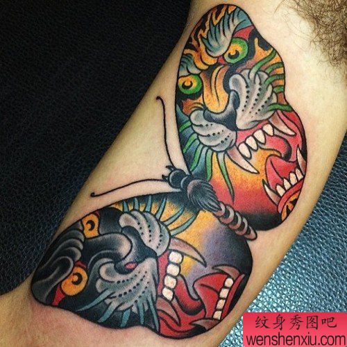 胳膊彩色蝴蝶图案